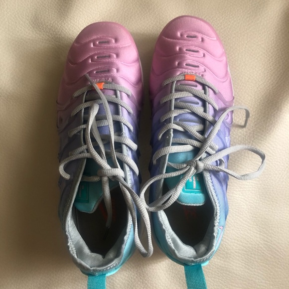 Woman’s vapormax plus BNIB - Picture 2 of 9